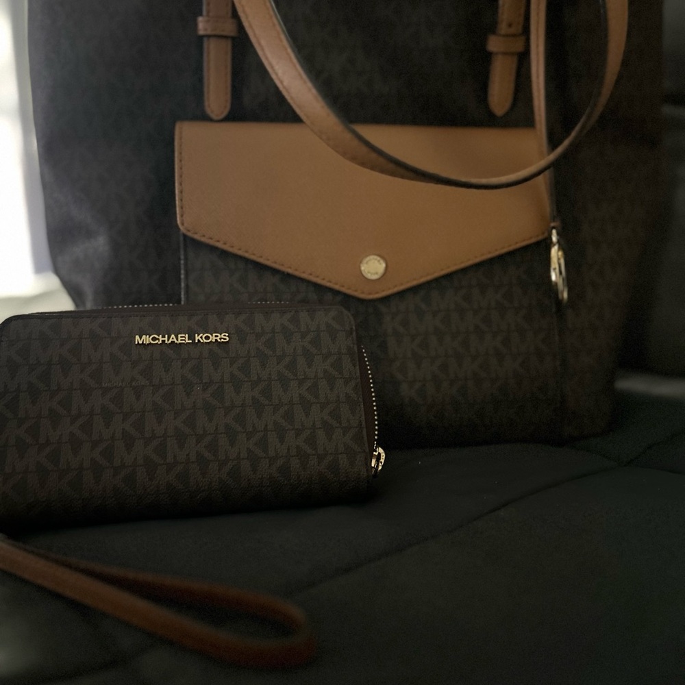 Michael Kors Joey Large Brown Arcon MKSignature Pocket Tote with matching wallet
